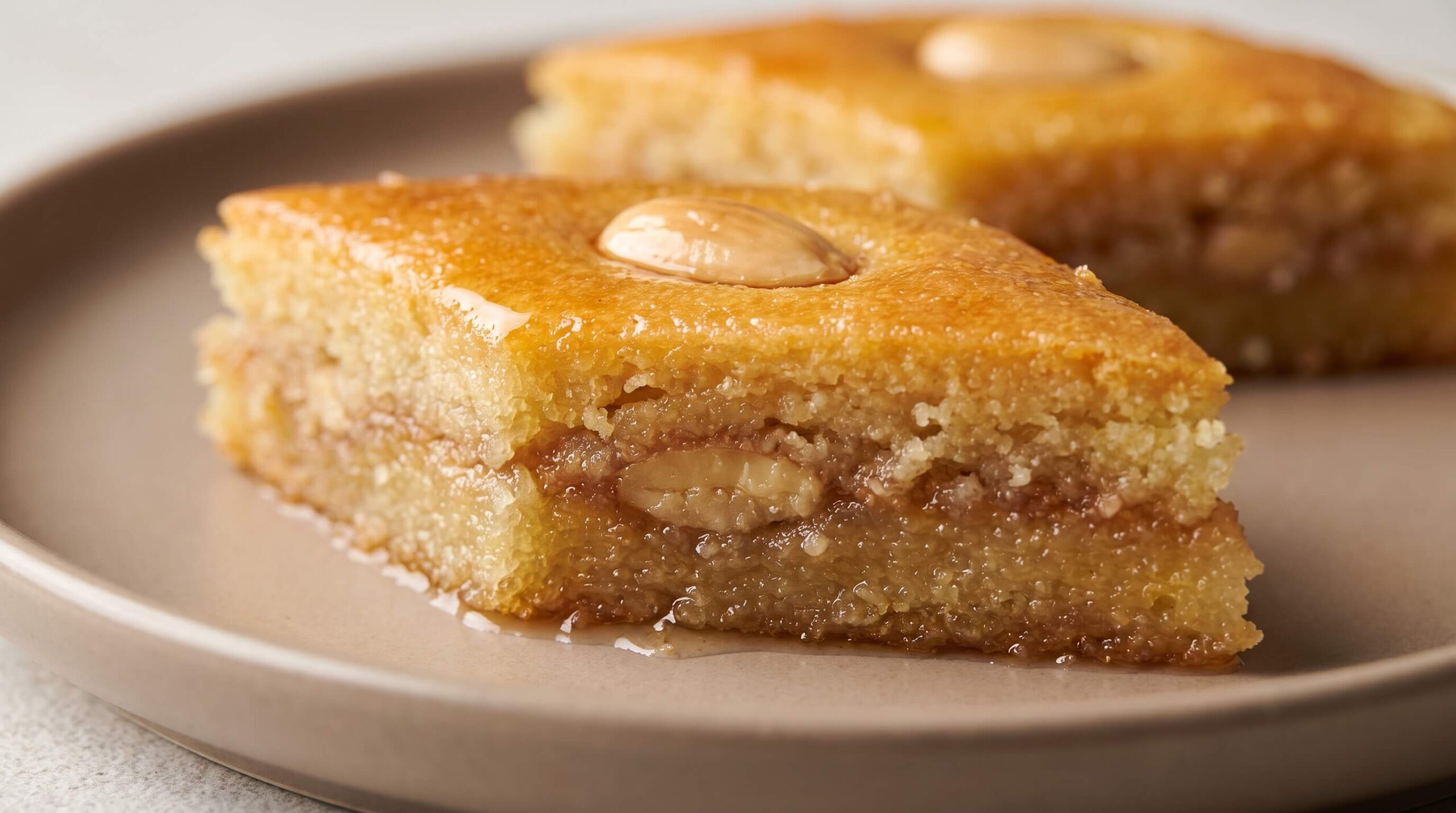 قوام الهريسة الحلوة التونسية مع طبقة لوز وسطية وسميد مشرب بالشحور